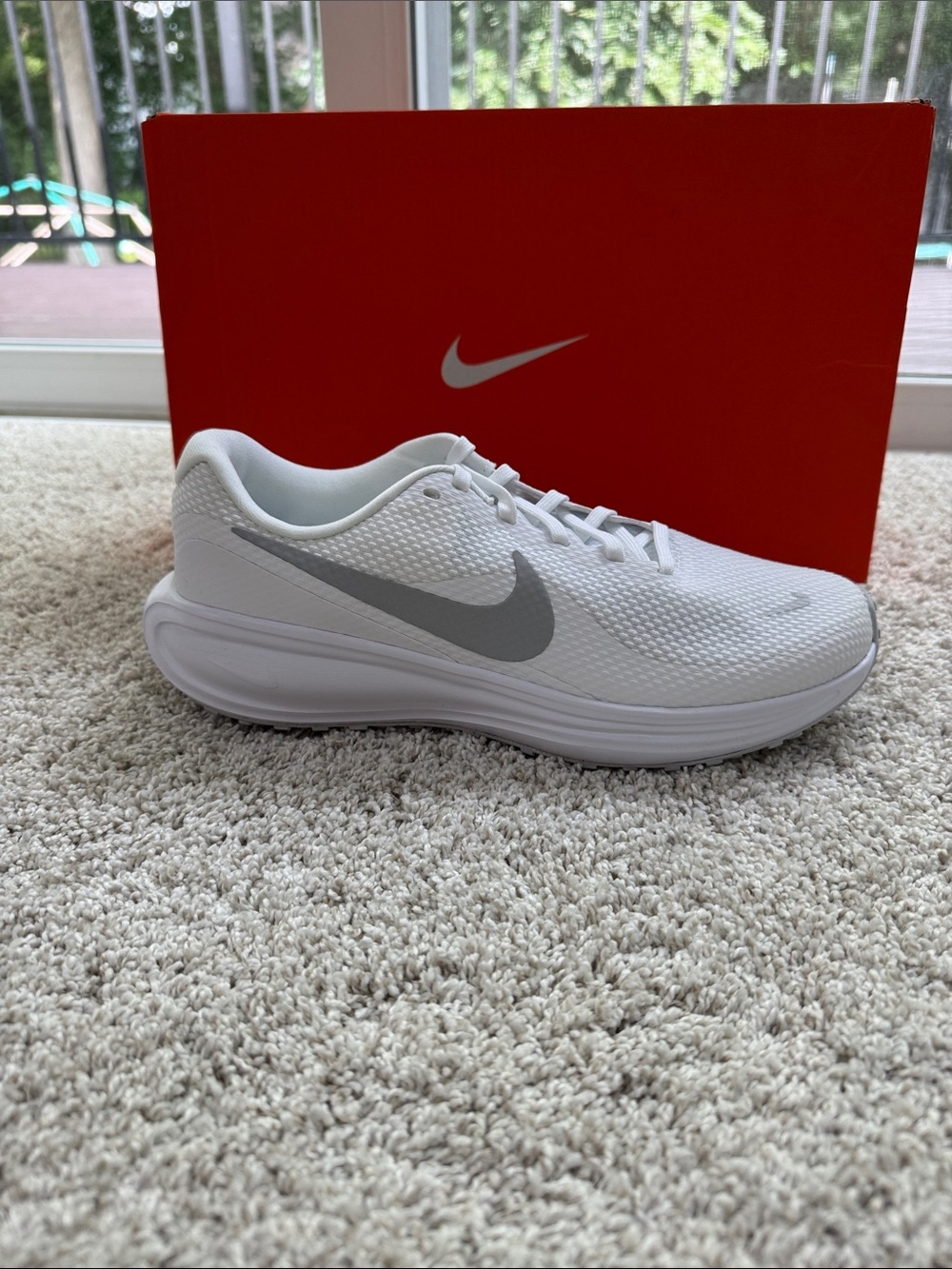 Nike Revolution White - Mens 7 - Brand New - Picture 2 of 4